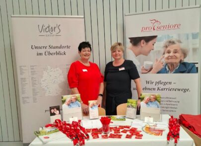 Simone Aller und Dana Kohls mit ihrem Stand beim Herbstfest Simone Aller und Dana Kohls mit ihrem Stand beim Herbstfest